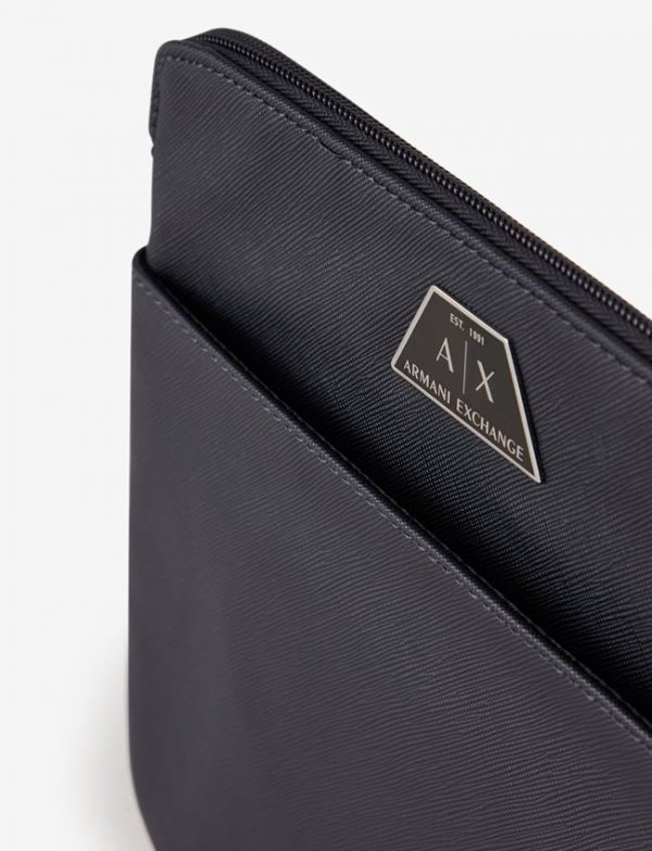 ARMANI EXCHANGE – Tracolla Uomo con Scritta Logo Impressa All-Over Nero