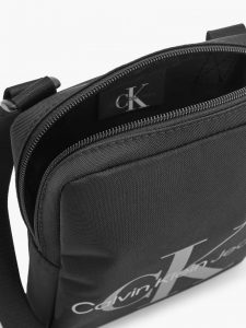 CALVIN KLEIN – Borsa Unisex a Tracolla con Logo Frontale Nero