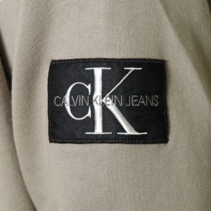 CALVIN KLEIN – Felpa con cappuccio con badge in cotone organico Beige