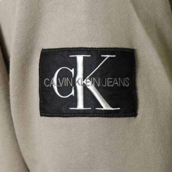 CALVIN KLEIN – Felpa con cappuccio con badge in cotone organico Beige