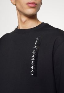 CALVIN KLEIN – Felpa GIROCOLLO CON LOGO STAMPATO VERTICALE DAVANTI