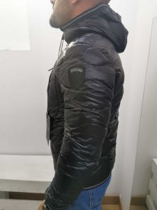 BLAUER – Piumino Corto Imbottito a Onde con Cappuccio Uomo Nero
