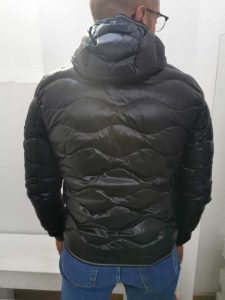 BLAUER – Piumino Corto Imbottito a Onde con Cappuccio Uomo Nero
