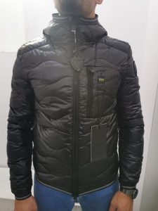 BLAUER – Piumino Corto Imbottito a Onde con Cappuccio Uomo Nero
