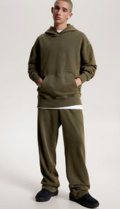 TOMMY HILFIGER – Felpa Uomo Essential Relaxed Fit con Distintivo Verde Oliva