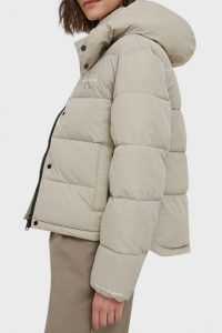 CALVIN KLEIN JEANS – Piumino Donna con Cappuccio in Poliestere Riciclato Beige