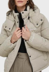 CALVIN KLEIN JEANS – Piumino Donna con Cappuccio in Poliestere Riciclato Beige