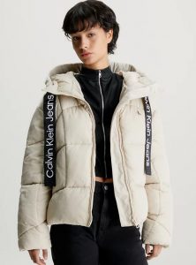 CALVIN KLEIN JEANS – Piumino Donna Corto con Fettuccia Logata Beige
