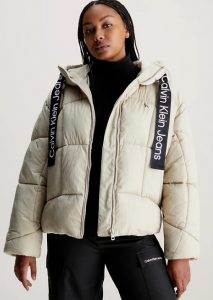 CALVIN KLEIN JEANS – Piumino Donna Corto con Fettuccia Logata Beige