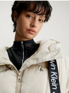 CALVIN KLEIN JEANS – Piumino Donna Corto con Fettuccia Logata Beige