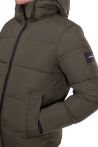 CALVIN KLEIN – Piumino Uomo con Cappuccio in Nylon Riciclato Oliva Scura