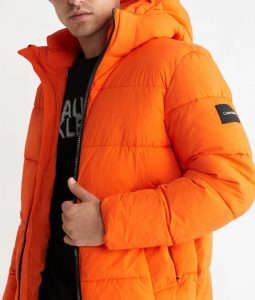 CALVIN KLEIN – Piumino Uomo con Cappuccio in Nylon Riciclato Arancio