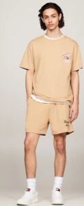 TOMMY HILFIGHER – T-Shirt Uomo Signature con Logo sul Retro Sabbia