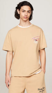 TOMMY HILFIGHER – T-Shirt Uomo Signature con Logo sul Retro Sabbia