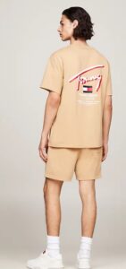 TOMMY HILFIGHER – T-Shirt Uomo Signature con Logo sul Retro Sabbia