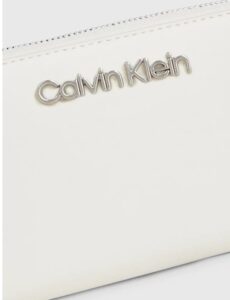 CALVIN KLEIN – Portafoglio Donna con Zip Integrale e Borsellino Portamonete da Polso RFID Beige