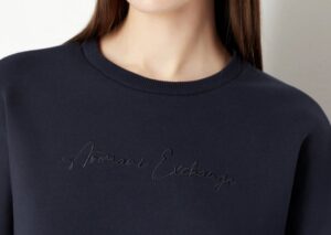 ARMANI EXCHANGE – Felpa Donna Regular con Logo Cucito Centro Petto Nero