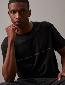 CALVIN KLEIN -T-Shirt Uomo con Logo Ripetuto Nero